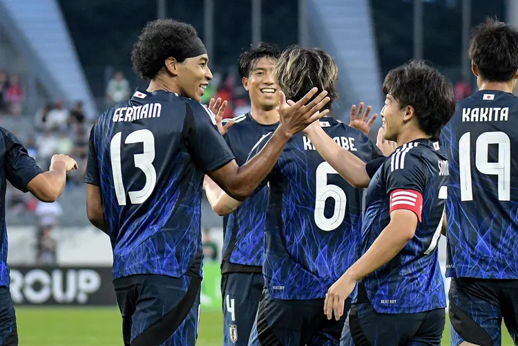 包含东亚杯-日本1-0韩国三场全胜成功卫冕的词条