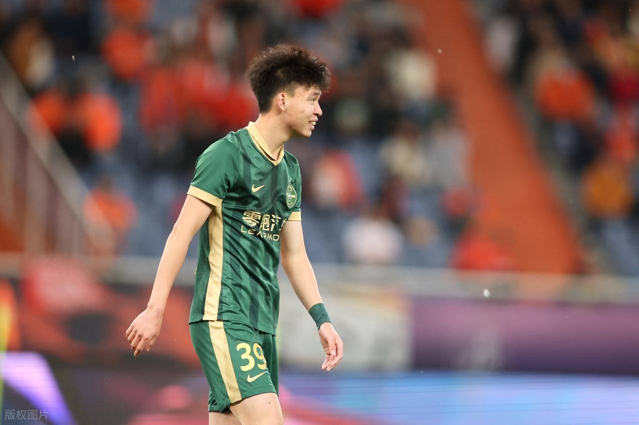 包含突发！国足东亚杯23人基本确定，久尔杰维奇临时带队，韦世豪无缘的词条